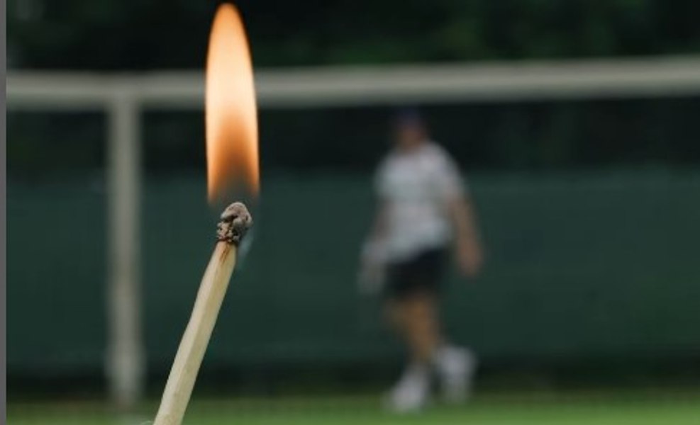 Cel mai tare truc din istoria tenisului: Sinner aprinde un băț de chibrit cu mingea, direct din serviciu