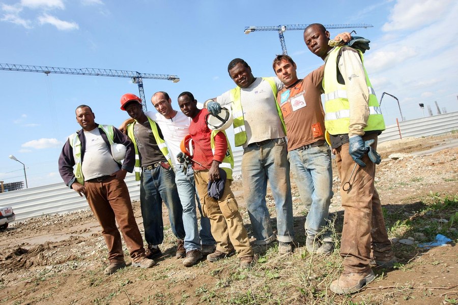 Peste 10.000 de muncitori străini aduși legal în România nu pot fi angajați. Patronat: Este o pierdere de resurse