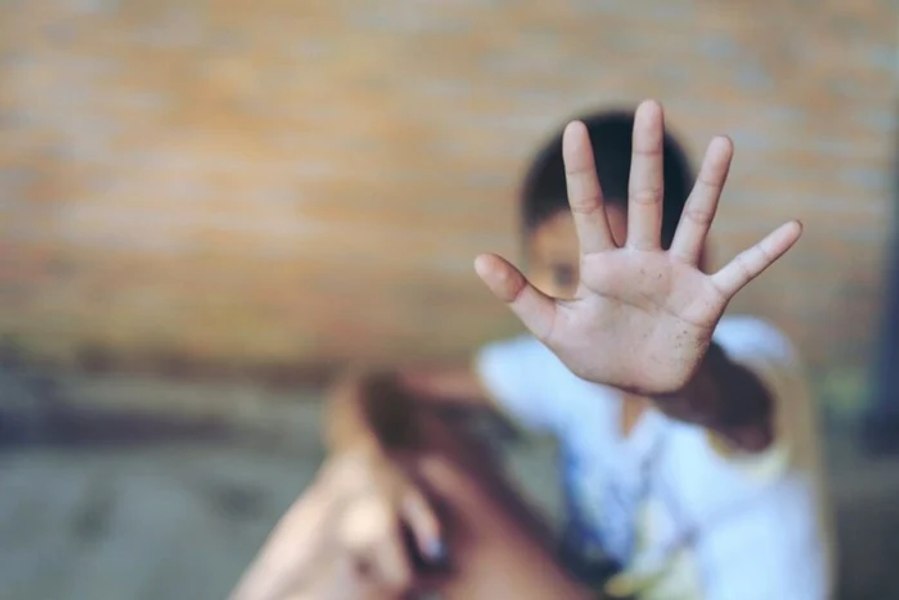 Copil de 9 ani, agresat sexual la o petrecere unde se afla și tatăl său. Agresorul a fost arestat