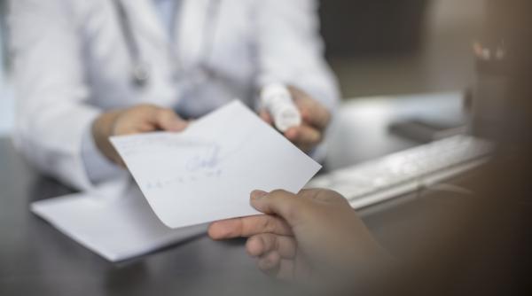 Românii și-au luat 43 de mii de ani de concediu medical în 2024. Autoritățile investighează un milion de concedii suspecte