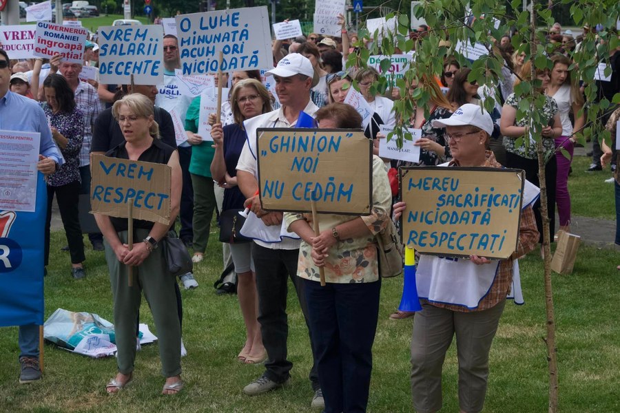 Anunțul sindicatelor: 2.000 de profesori vor picheta guvernul și sediile partidelor. Demersuri și pentru păstrarea burselor