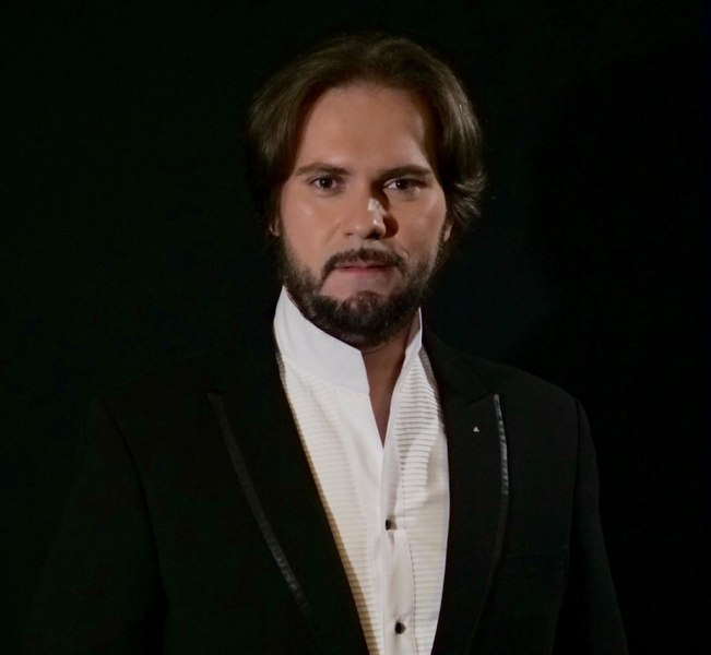 Mesajul baritonului care aduce opera în stradă: „Nu tăiați de la cultură, altfel riscăm să fie bătuți oamenii în autobuze pentru că sunt intelectuali”