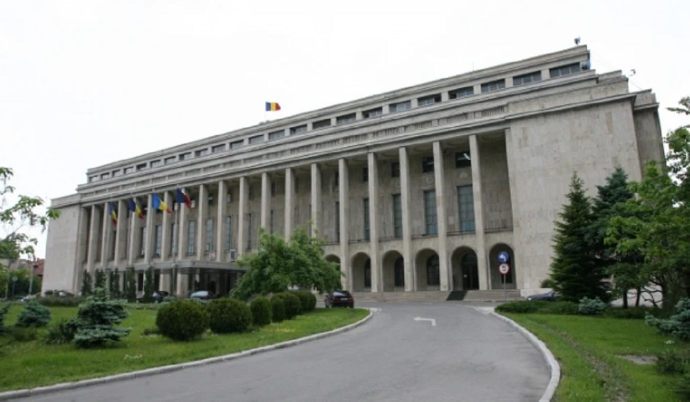 Protest înainte de ședința în care Bolojan vrea să taie sporurile. Angajații Guvernului au ieșit în stradă