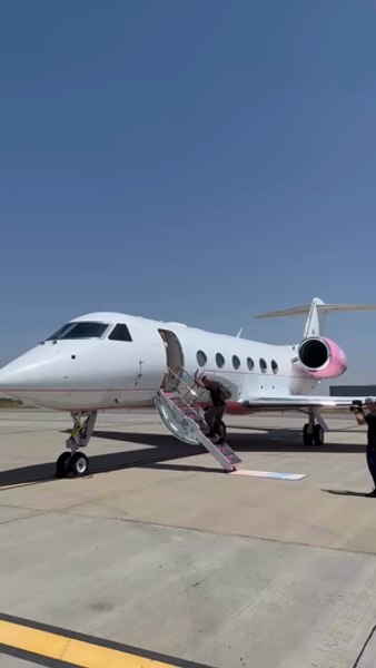 Momentul în care Paris Hilton sosește la Craiova, însoțită de fiul său. Vedeta americană va urca pe scena Festivalului IntenCity