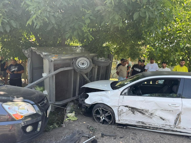 Accident grav cu patru mașini implicate în județul Galați. Un autoturism a luat foc și a fost proiectat într-o capelă