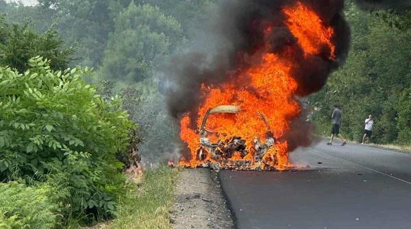 Un BMW de 11.000 de euro a ars ca o torță pe DN58. Șoferul, care a scăpat la limită, de-abia cumpărase mașina