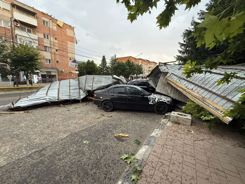Acoperișuri luate pe sus în Olt, patru mașini avariate. O vijelie de cod portocaliu a venit după o zi caniculară