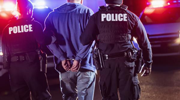 Român arestat în SUA bănuit că este şeful unei reţele infracţionale care sustrăgea cardurile bătrânilor