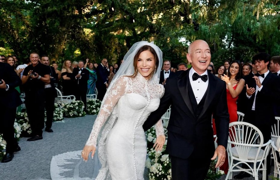 Jeff Bezos și Lauren Sanchez s-au căsătorit. Mireasa, despre ținuta ei: „Nu doar o rochie, ci o poezie”