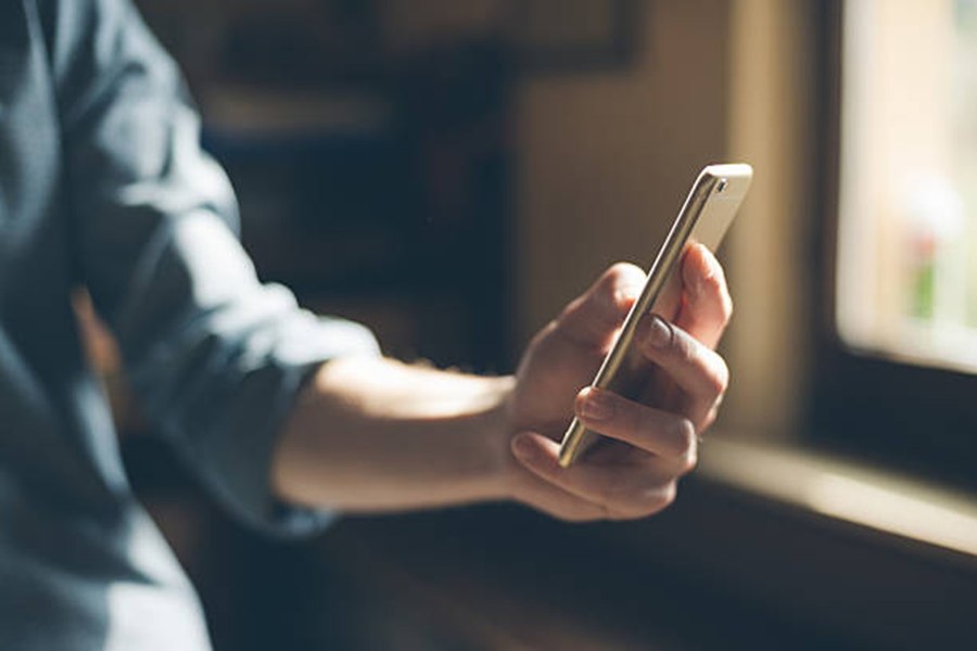 Eticheta energetică devine obligatorie pentru telefoane și tablete. Ce trebuie să știi înainte să-ți cumperi un smartphone