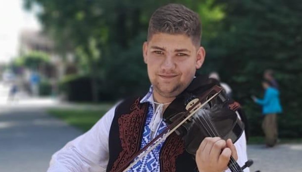Cine este tânărul care a murit trăsnit de fulger în timp ce cânta la vioară. S-a născut într-o familie de tripleți