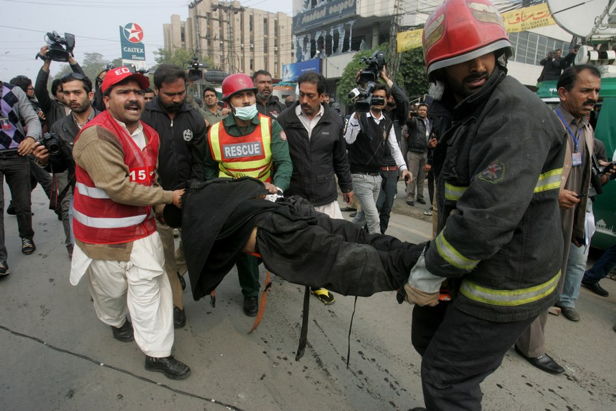 Atentat sinucigaş în Pakistan: 16 soldaţi ucişi și șase copii uciși