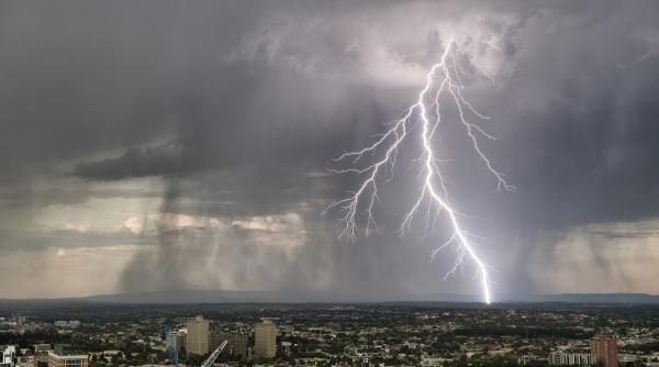 Vreme schimbătoare în București: după caniculă, meteorologii anunță vânt, ploi și descărcări electrice