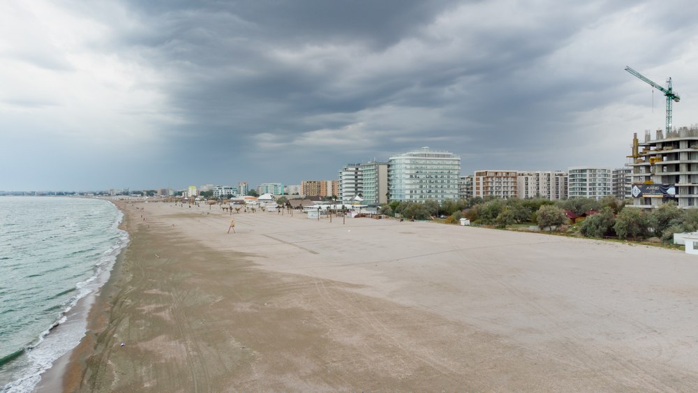 Foc de armă pe o plajă din Mamaia: doi bărbați, surprinși când furau o canapea dintr-un hotel