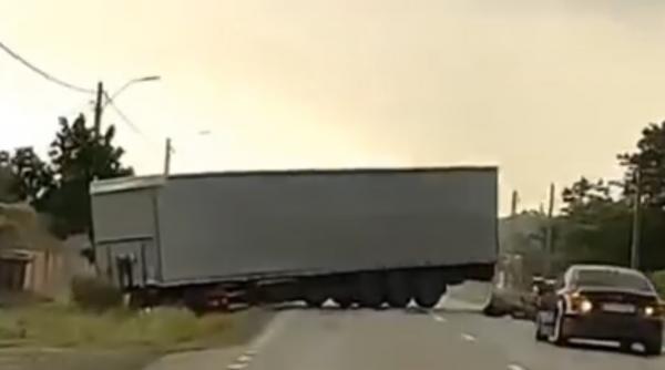 Accident grav pe „Drumul morții” din județul Suceava: un șofer a murit după ce mașina sa a fost lovită de un TIR
