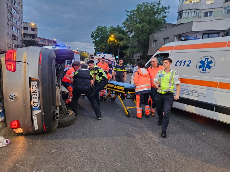O șoferiță a fost rănită după ce a intrat într-o mașină de poliție aflată în misiune, în Constanța