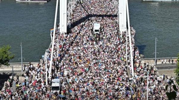 Zeci de mii de oameni au sfidat interdicția lui Orban la cel mai mare marș "Pride" din istoria Ungariei