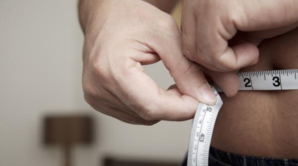 Oamenii de știință au descoperit două obiceiuri banale care te ajută să slăbești fără dietă