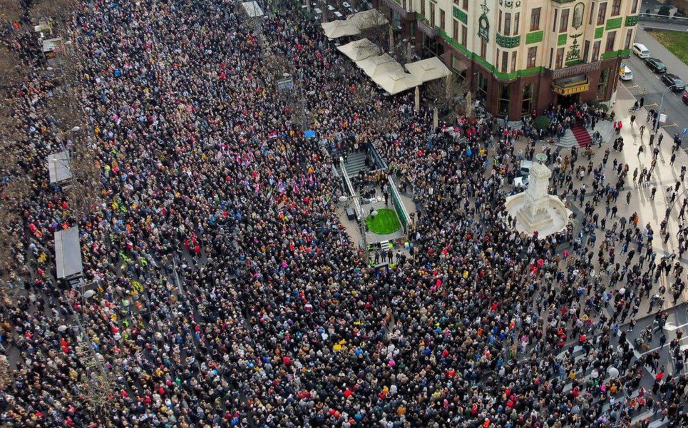 Ciocniri violente în Belgrad. Poliția sârbă a lansat gaze lacrimogene asupra miilor de protestari care cer alegeri anticipate