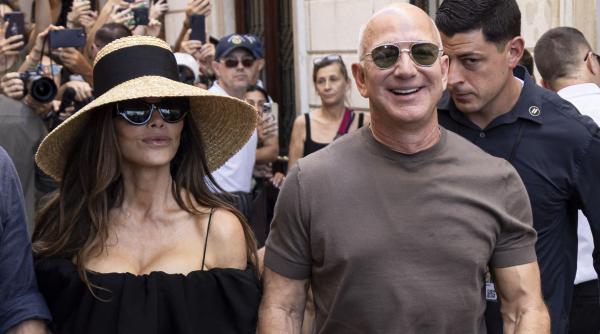 Nunta extravagantă de 3 zile a lui Jeff Bezos s-a încheiat cu o mega-petrecere în pijamale. Noi imagini spectaculoase din Veneția