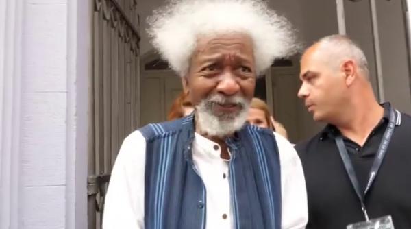 Un laureat al Premiului Nobel, păcălit de un taximetrist în București. I-a cerut 400 de euro pe o cursă de la Aeroport până în Centru