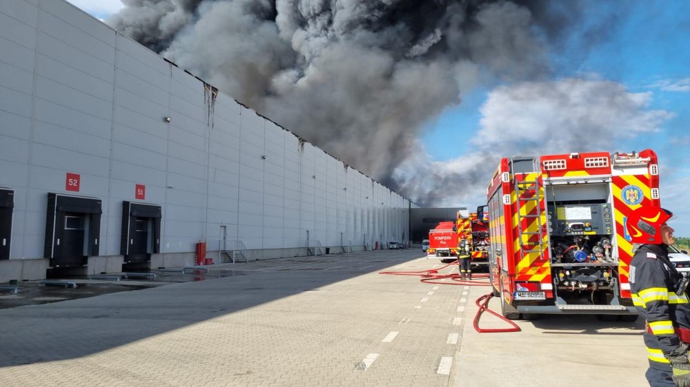 Incendiu violent într-o hală din incinta unui parc logistic pe A1. A fost emis mesaj Ro-Alert