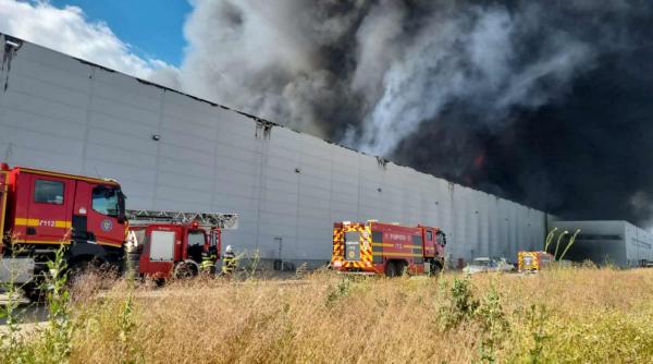 Incendiu puternic într-un parc logistic de pe A1. A fost emis RO-Alert pentru localitățile învecinate