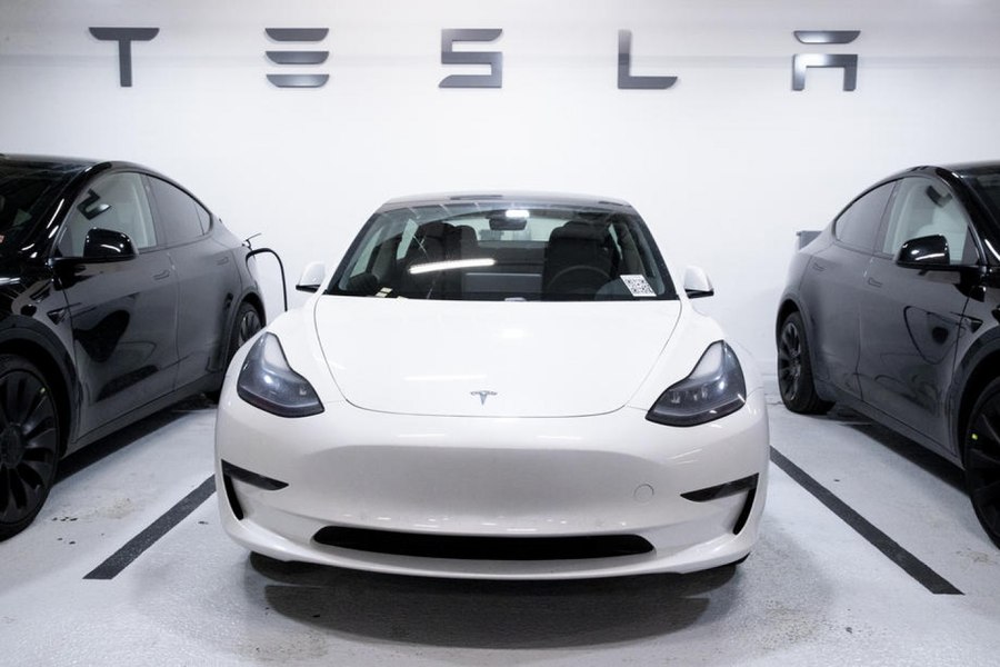 Prima mașină complet autonomă de la Tesla s-a condus singură de la fabrică la client