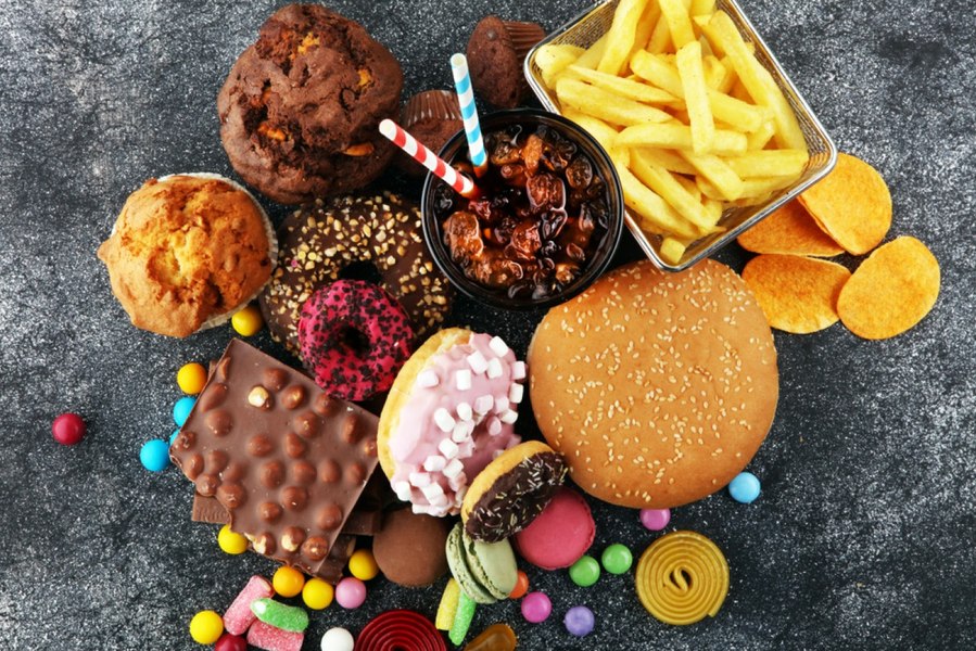 Ce să alegi din ce nu trebuie să alegi? Opțiunile cele mai sănătoase pentru dulciuri, fast-food sau băuturi alcoolice