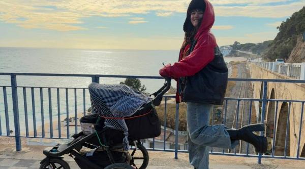 Mii de kilometri pe tocuri: Dora, tânăra care merge din Spania până în România pentru victimele traficului sexual