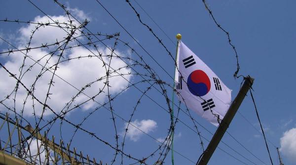 Șase cetățeni americani au fost reținuți pentru că au încercat să trimită orez și Biblii în Coreea de Nord