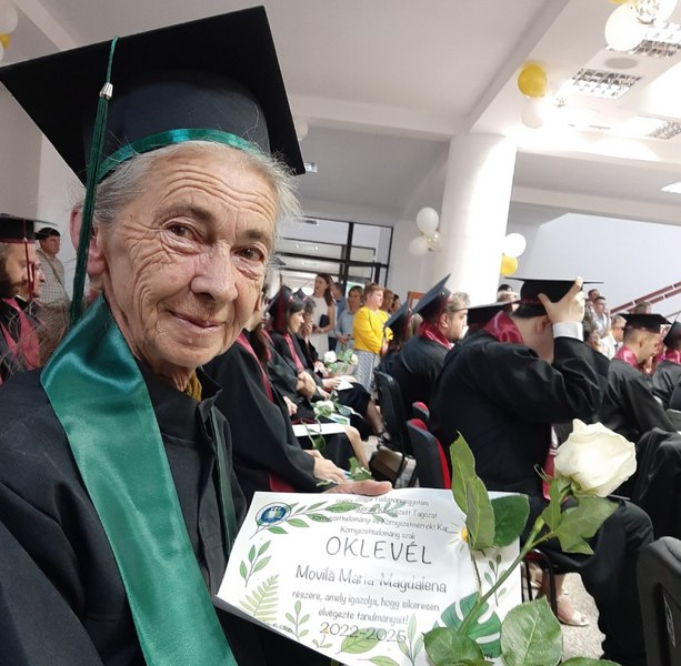 O femeie din Sfântu Gheorghe a absolvit facultatea la 73 de ani: „Profesorii nu m-au lăsat, colegii m-au susținut”