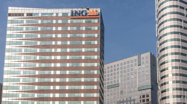 Concedieri în masă la ING. Grupul bancar renunță la sute de angajați pentru că are „prea mulţi directori”