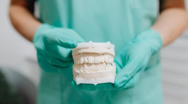 Cele mai frecvente cauze ale apariției parodontozei