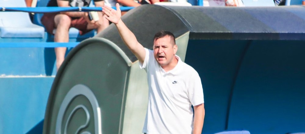 Ianis Zicu îl ține pe Gică Hagi în joc de glezne. Farul a luat apă în perioada de pregătire