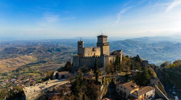 Un oraș cocoțat în vârful unui munte este, de fapt, una dintre cele mai mici și mai neobișnuite țări din Europa