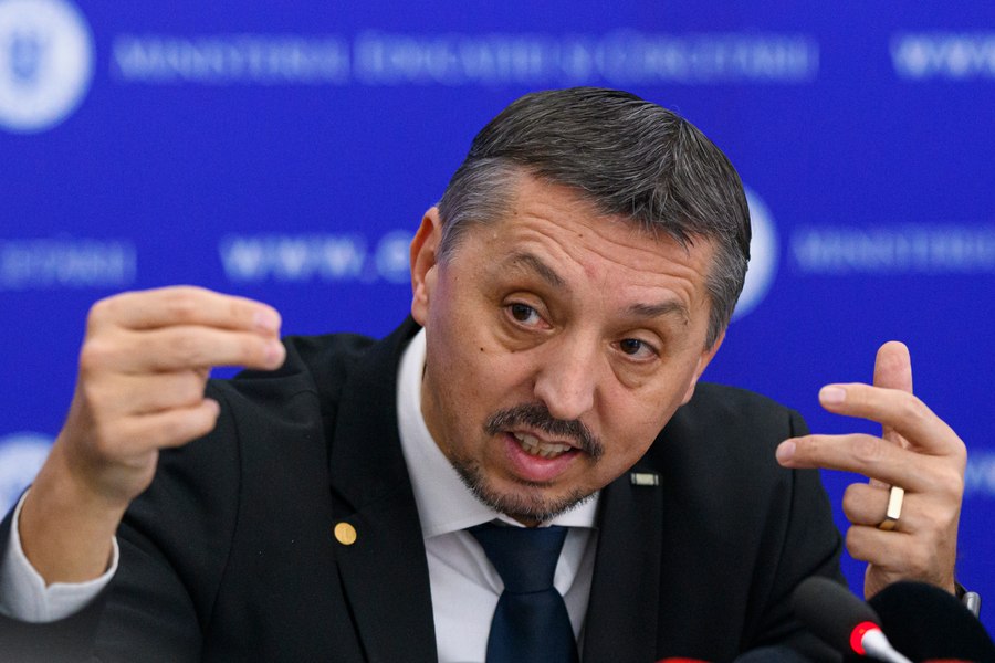 „Are demisia mea pe masă”. Ministrul Daniel David a cerut să nu fie daţi afară oameni din educaţie şi cercetare