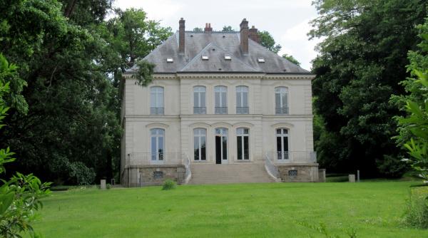 Vila lui Karl Lagerfeld din apropierea Parisului a fost scoasă la licitație. Are 600 de metri pătrați, teren de tenis și piscină