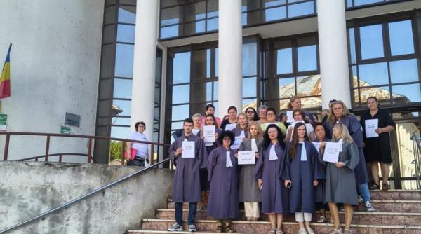 Grefierii din mai multe județe refuză să lucreze și amenință că vor bloca instanțele. Cei din Capitală s-au dus la Ministerul Justiției