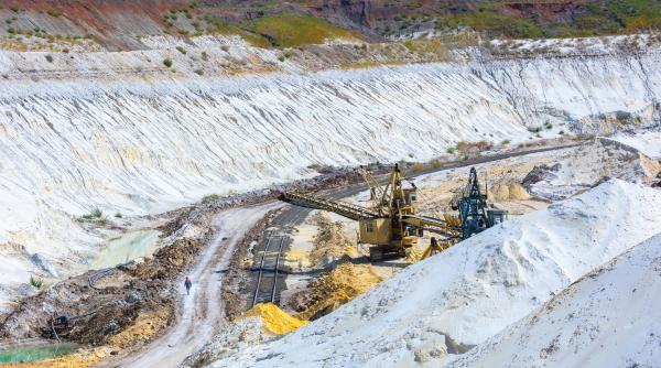 Rușii pun mâna pe „aurul alb” din Ucraina. Unul dintre cele mai importante zăcăminte de metale rare, capturat de armata lui Putin