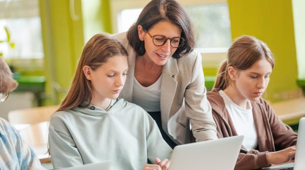 Profesorii trebuie să plătească impozit pe banii din meditații. Daniel David: „Trebuie să aibă grijă să nu fie în conflict de interese”