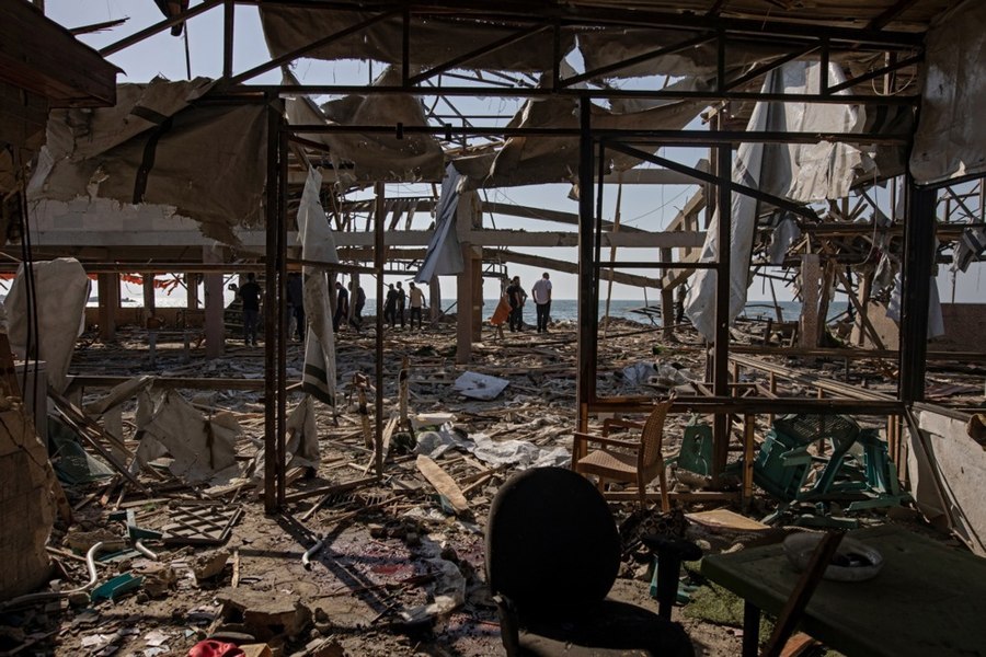 Israelul a bombardat o cafenea pe o plajă aglomerată din orașul Gaza. Peste 40 de persoane au fost ucise și alte zeci rănite