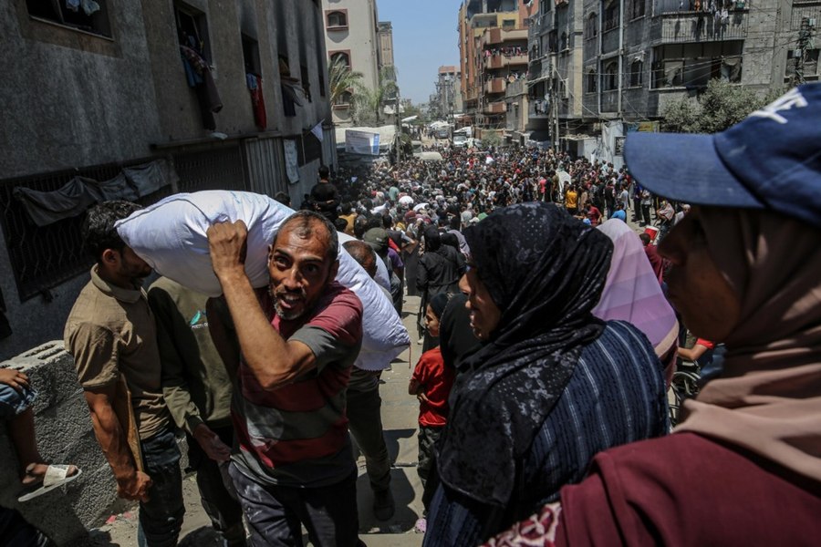 „Civilii înfometaţi şi slăbiţi din Gaza sunt forţaţi să meargă ore întregi pe terenuri periculoase". Crucea Roşie, „profund alarmată” de escaladarea ostilităţilor