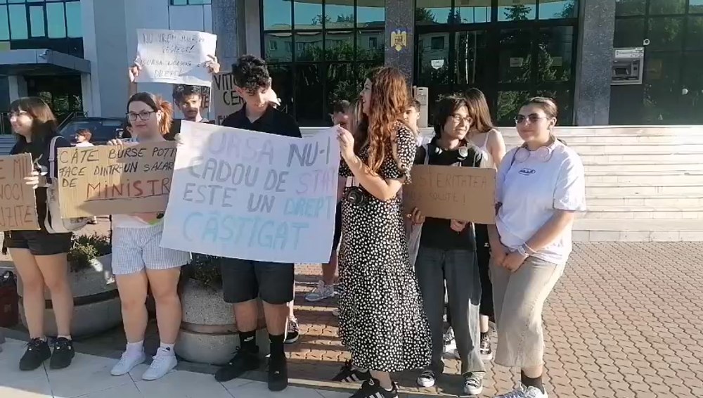 „Cred că n-ar trebui să începem cu tăierea burselor”. Elevii au protestat în Slatina, avertizând că mulți își vor pierde motivația