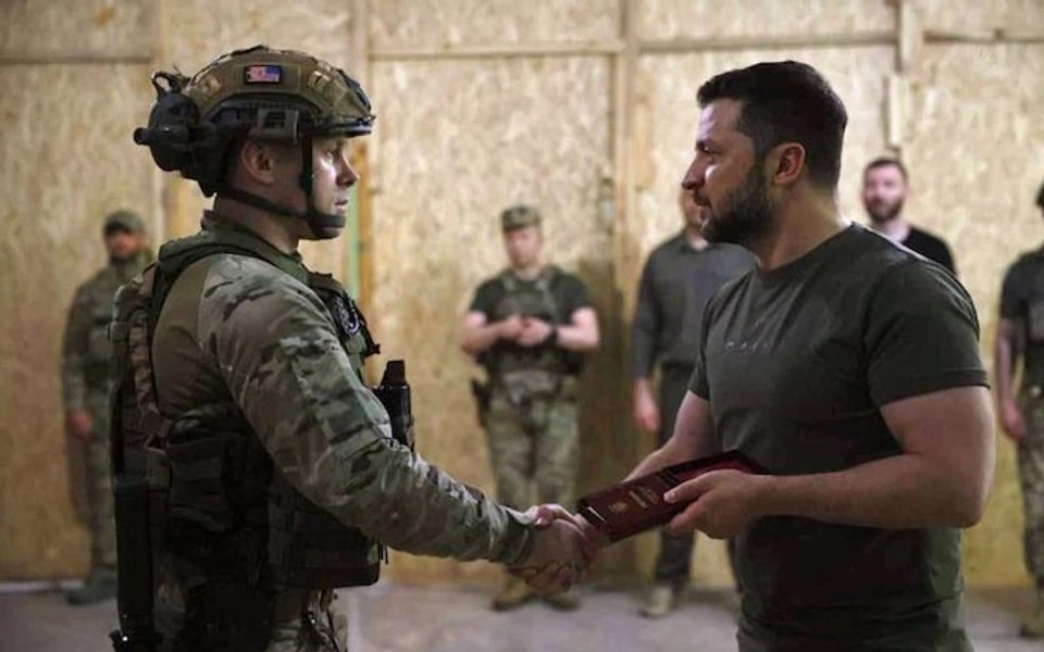 Ucraina testează primul costum din Kevlar care protejează soldații de drone. Urmează bocanci rezistenți la explozie?