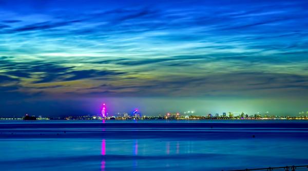 Spectacol rar, pe cer. Imagini spectaculoase cu nori noctilucenți care au luminat coasta sudică a Angliei