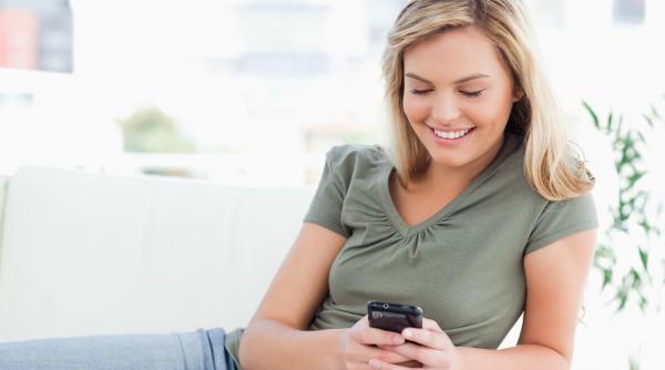 WhatsApp va permite marilor companii să sune direct prin aplicaţie clienţii. Vocile vor fi generate de AI