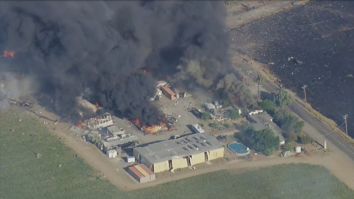 Explozie la un loc de artificii din California a declanșat un incendiu masiv