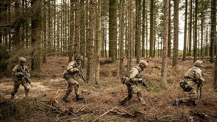 Ce națiuni europene le cer femeilor să îndeplinească serviciul militar?