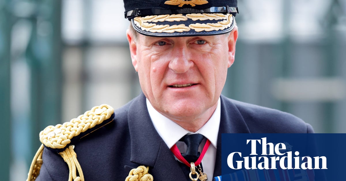 Fost șef al Marinei Regale, demis din cauza unei relații extraconjugale cu un ofițer subordonat